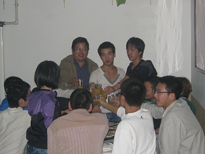 公司总经理携家人与员工共渡中秋佳节
